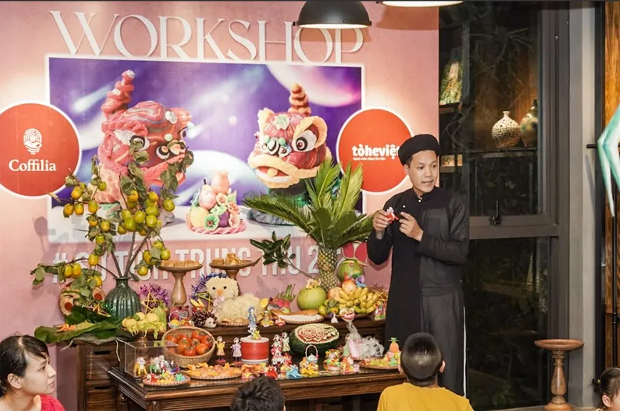 Nghệ nhân Đặng Văn Hậu giới thiệu tò he tại một buổi workshop