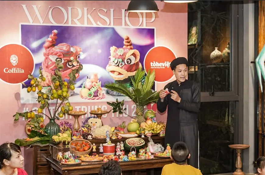 Nghệ nhân Đặng Văn Hậu giới thiệu tò he tại một buổi workshop