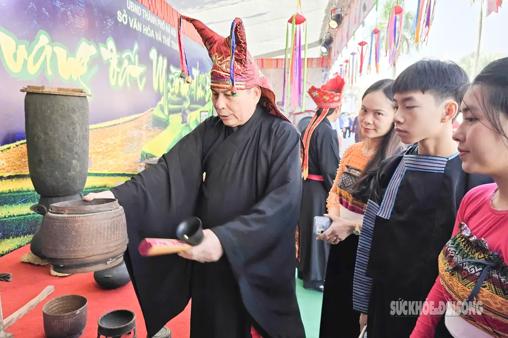 Nghệ nhân Bùi Văn Minh giới thiệu các hiện vật cổ