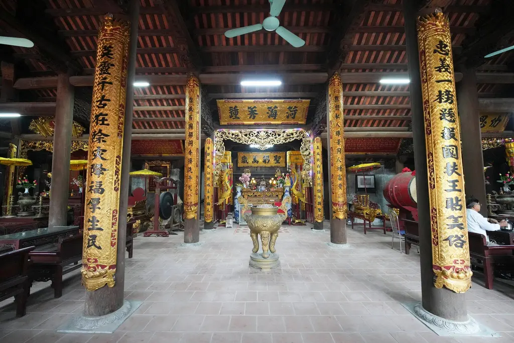 Cảnh quan kiến trúc bên trong Đình Tiên Tảo