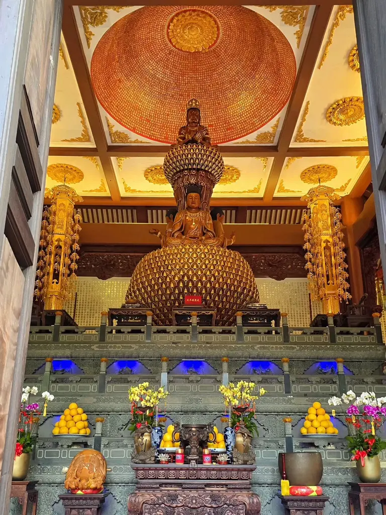 Không gian bên trong Chùa Huệ Nghiêm