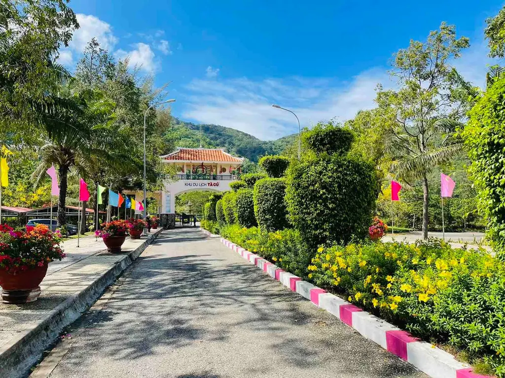 Lối lên Núi Tà Cú