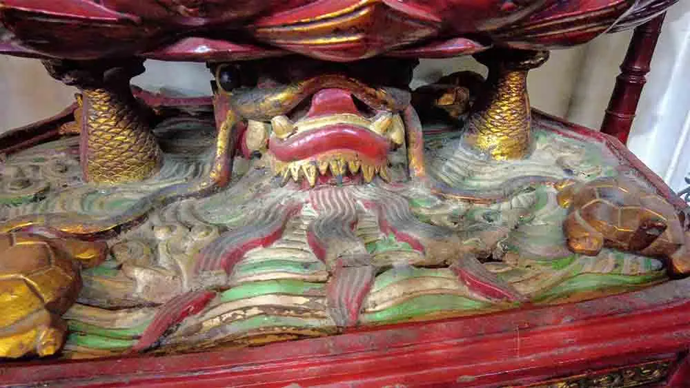 Bệ tượng có hình quỷ trong chùa Tào Xuyên