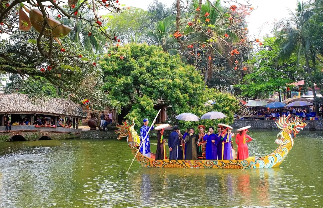 Lễ Hội Chùa Thầy được thực hiện trên sông