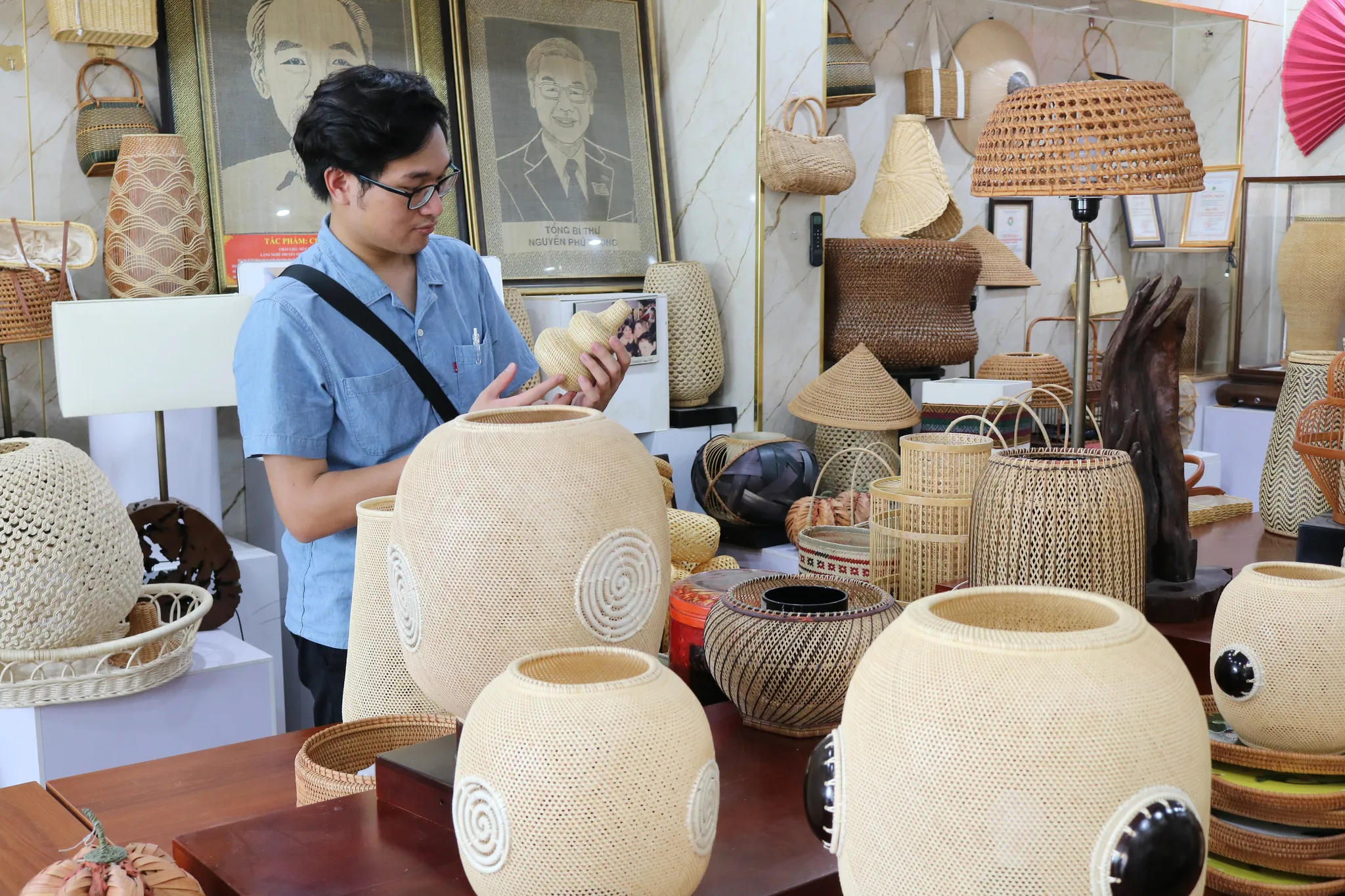 Khách du lịch trải nghiệm sản phẩm trong khu trưng bày tại xưởng nhà nghệ nhân nhân dân Nguyễn Văn Tĩnh