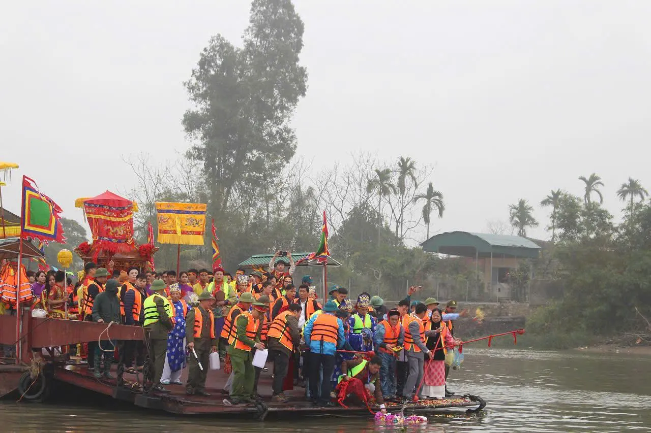 Ngã ba sông nơi đoàn rước lấy nước Lễ hội truyền thống Đền Tranh