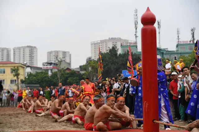 Quang cảnh kéo co ngồi tại Hội đền Trấn Vũ