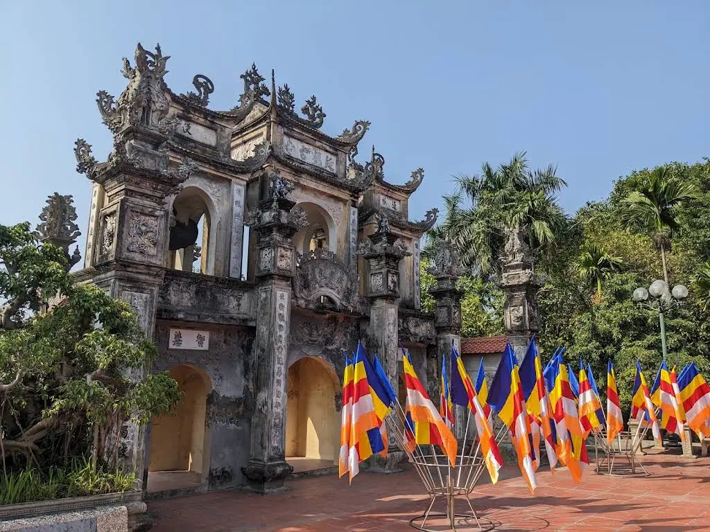 Cổng tam quan Chùa Khuyến Lương (Diên Phúc tự)