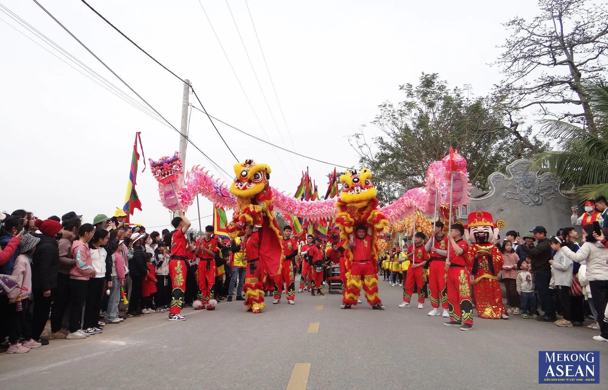 Đội lân, rồng dẫn đầu đoàn rước Lễ hội Đền Cao