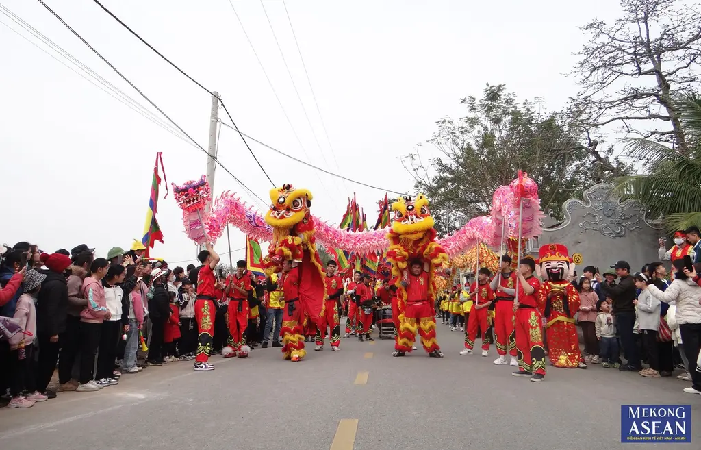 Đội lân, rồng dẫn đầu đoàn rước Lễ hội Đền Cao