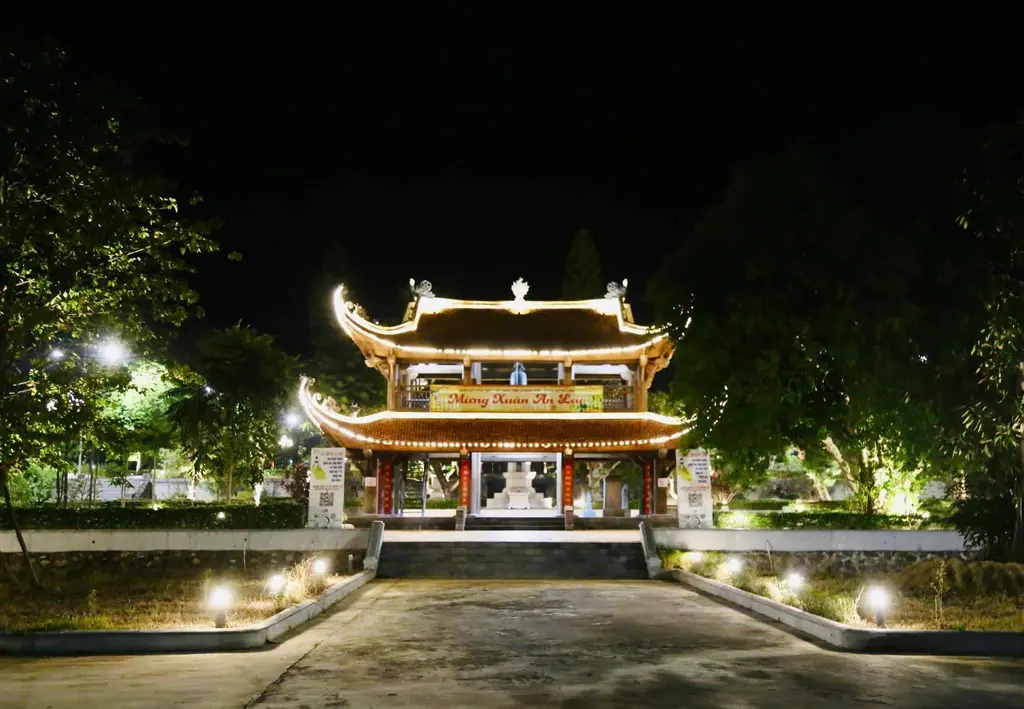 Cổng Chùa Quỳnh Lâm, Đông Triều về đêm