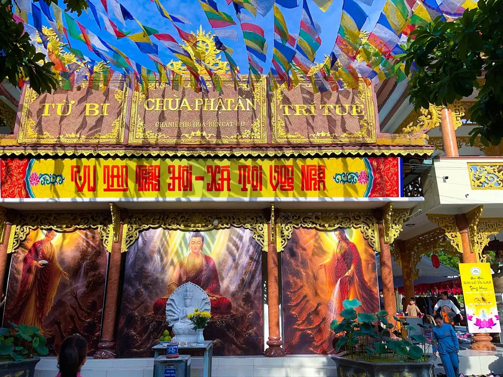 Phía trước Chùa Phật Ấn
