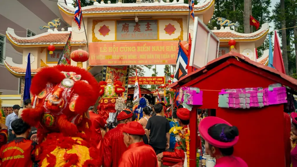 Khung cảnh Lễ hội Cúng biển Mỹ Long (Nghinh Ông)