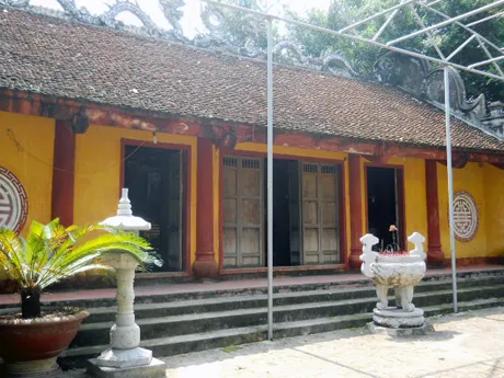 Tam quan Đền Quát