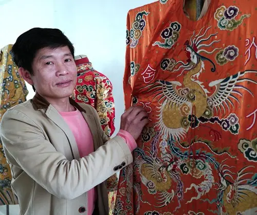Nghệ nhân Vũ Văn Giỏi và chiếc áo hoàng hậu