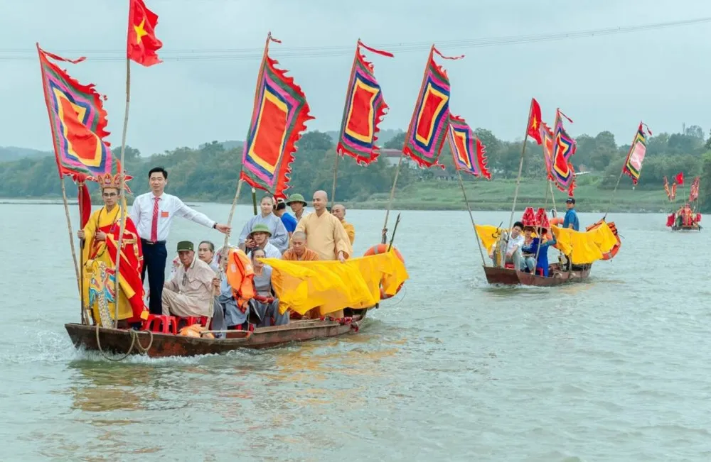 Thả hoa đăng trên sông Mã tại Lễ Hội Rước Nước Chùa phủ Báo Ân