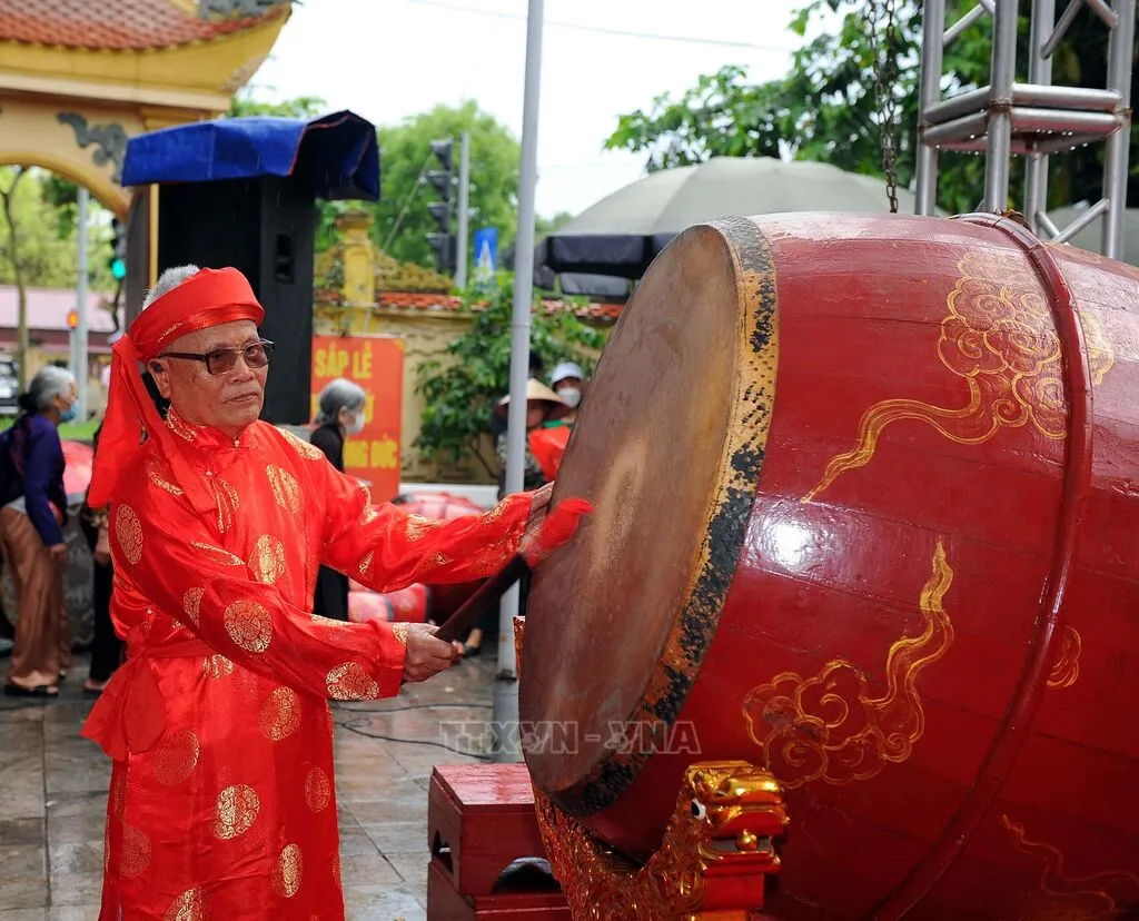 Nghi thức đánh trống khai hội Lễ hội Đình - Đền Sượt