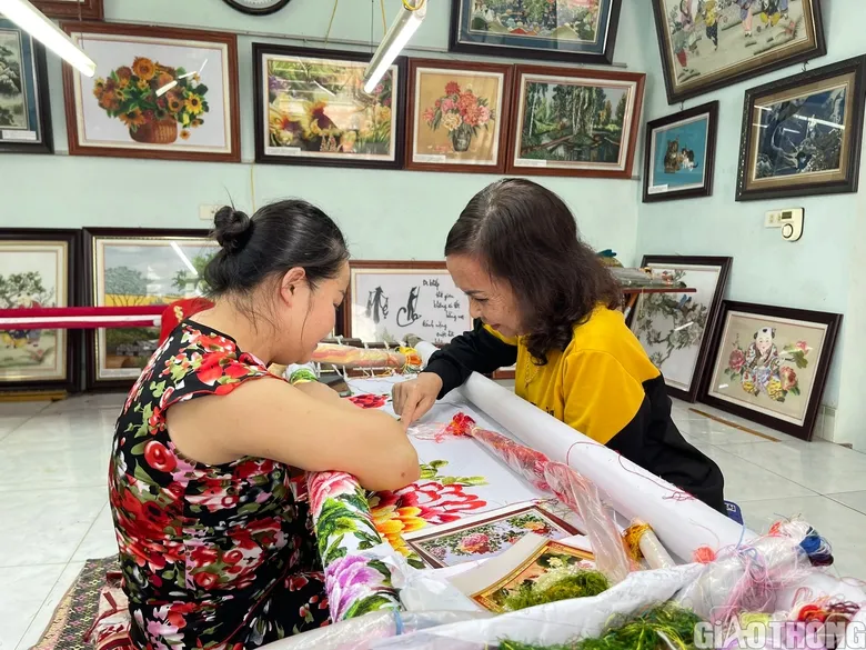 Nghệ nhân Phạm Thị Hòa đang truyền nghề tại xưởng thêu riêng ở làng nghề Xuân Nẻo