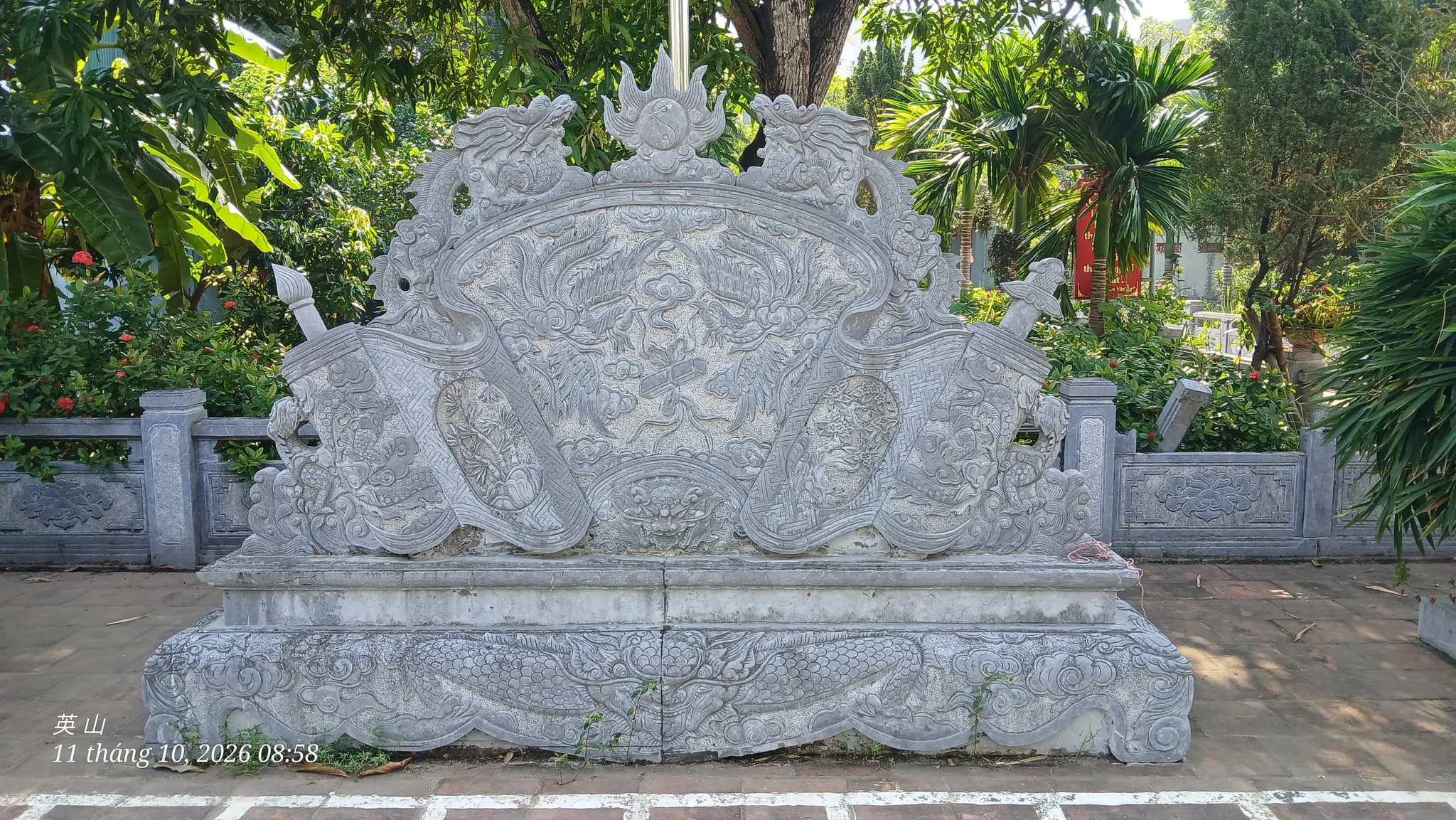 Bình phong trước nhà văn chỉ khu di tích đình làng Miêu Nha