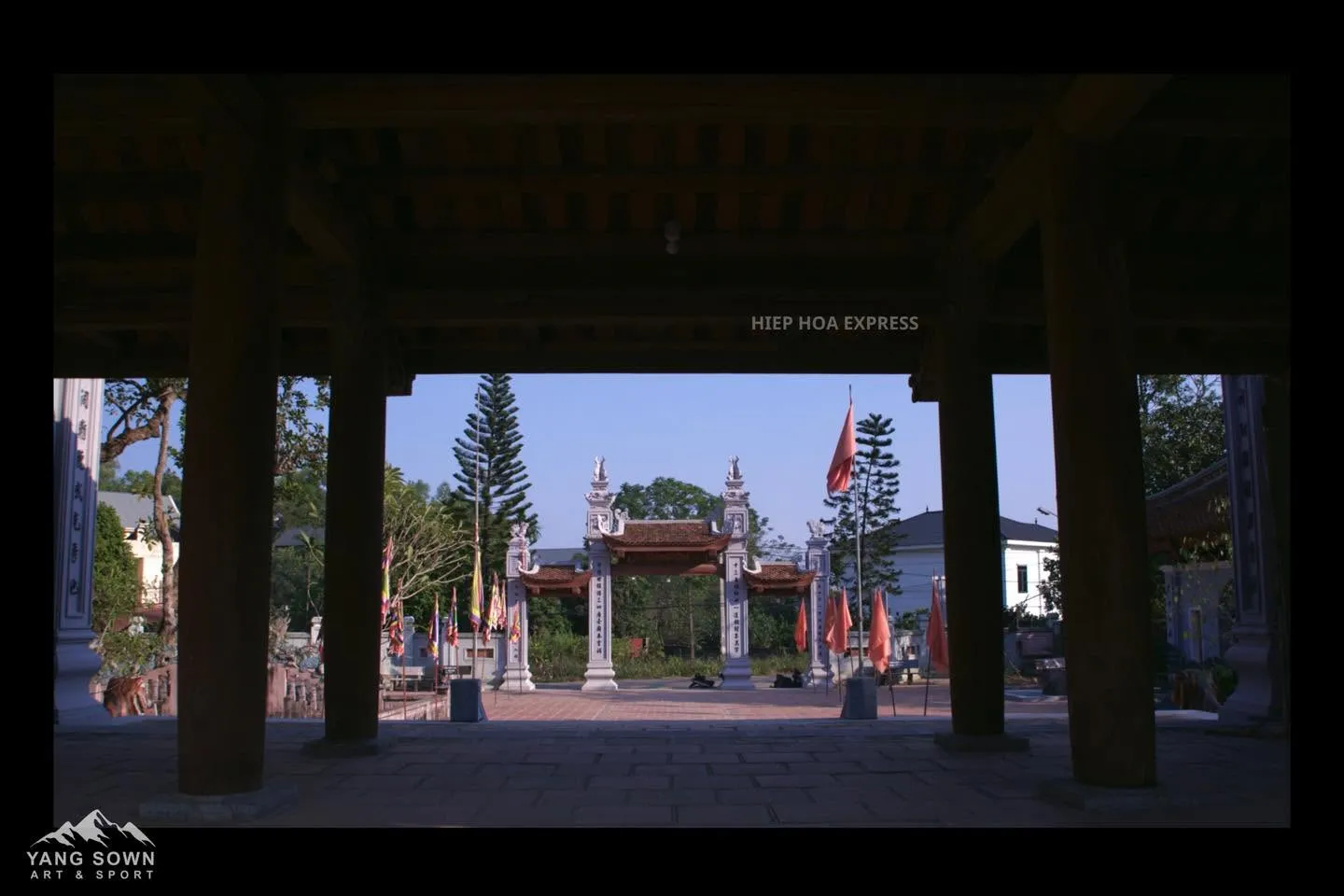 Cảnh quan Đền Y Sơn
