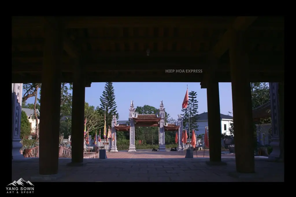 Cảnh quan Đền Y Sơn