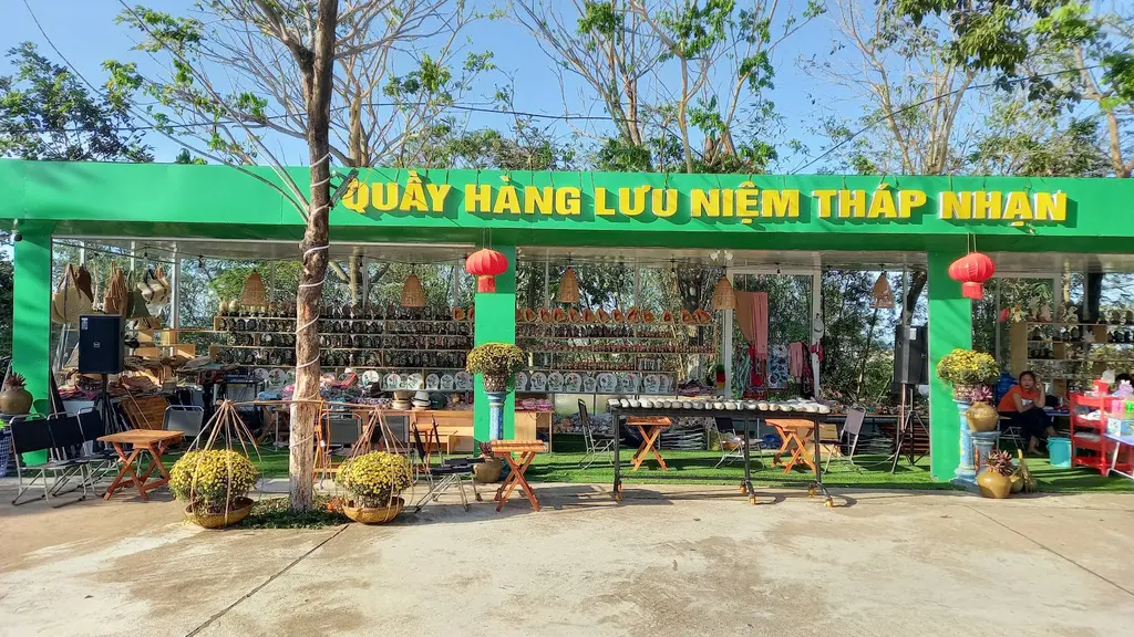 Quầy lưu niệm tại khu di tích Tháp Nhạn