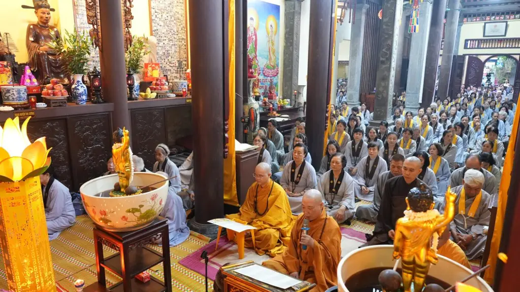 Khung cảnh niệm kinh Phật tại Hội chùa Lý Triều Quốc Sư