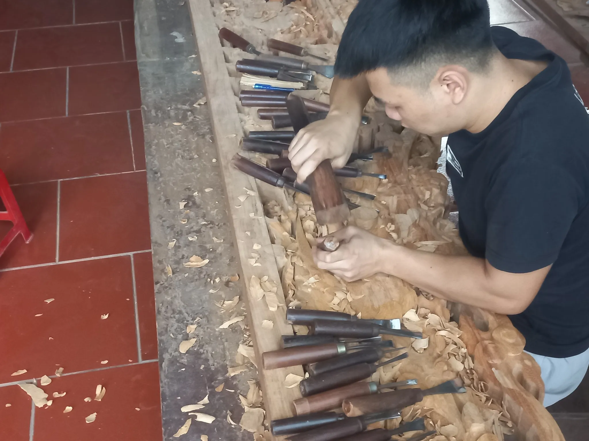 Thợ điêu khắc đang hoàn thiện sản phẩm làng nghề Sơn Đồng