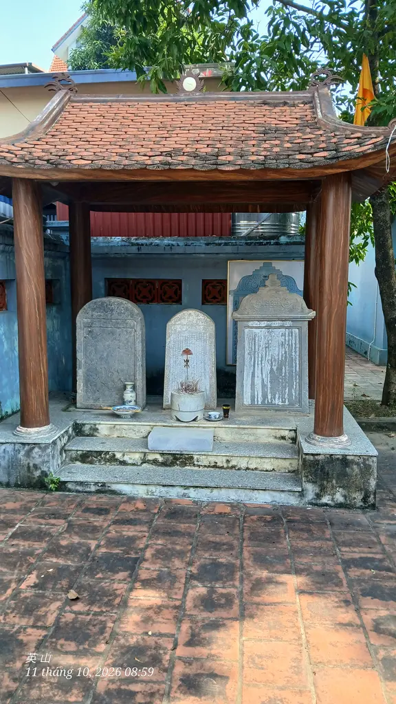 Nhà bia trong khuôn viên di tích đình làng Miêu Nha