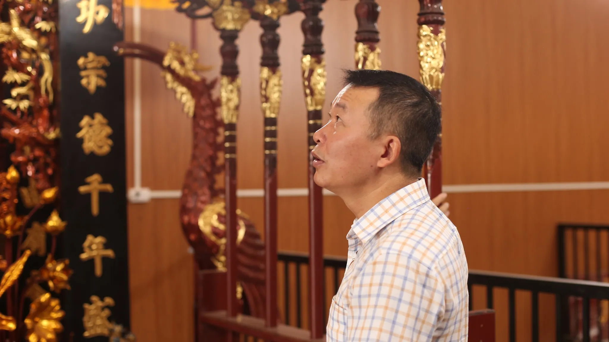 Nghệ nhân Nguyễn Viết Dũng đang giới thiệu sản phẩm tại xưởng