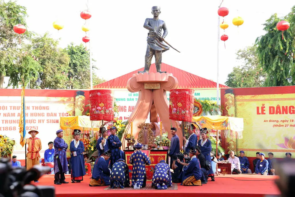 Đọc chúc văn tại Lễ hội Đình thần Nguyễn Trung Trực