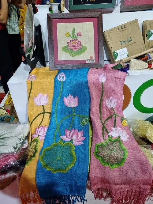 Sản phẩm lụa tơ sen đạt OCOP 5 sao của xã Phùng Xá