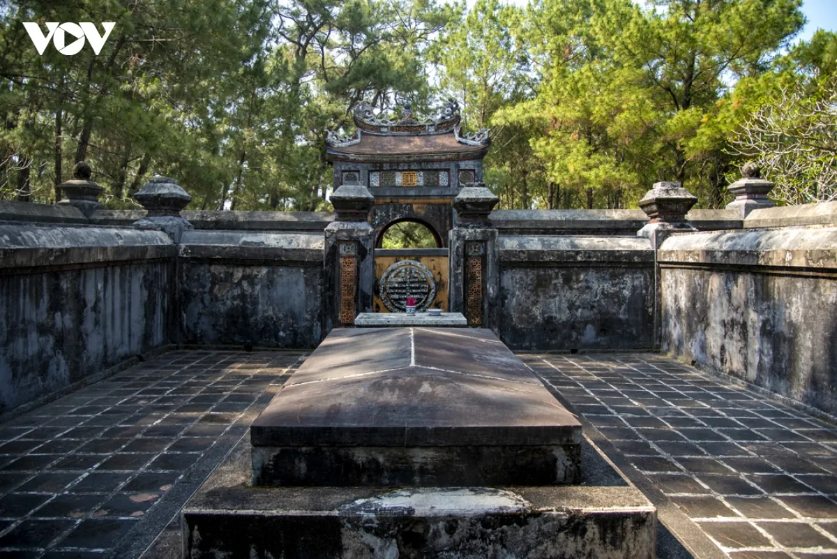 Mộ phần tại Lăng vua Kiến Phúc