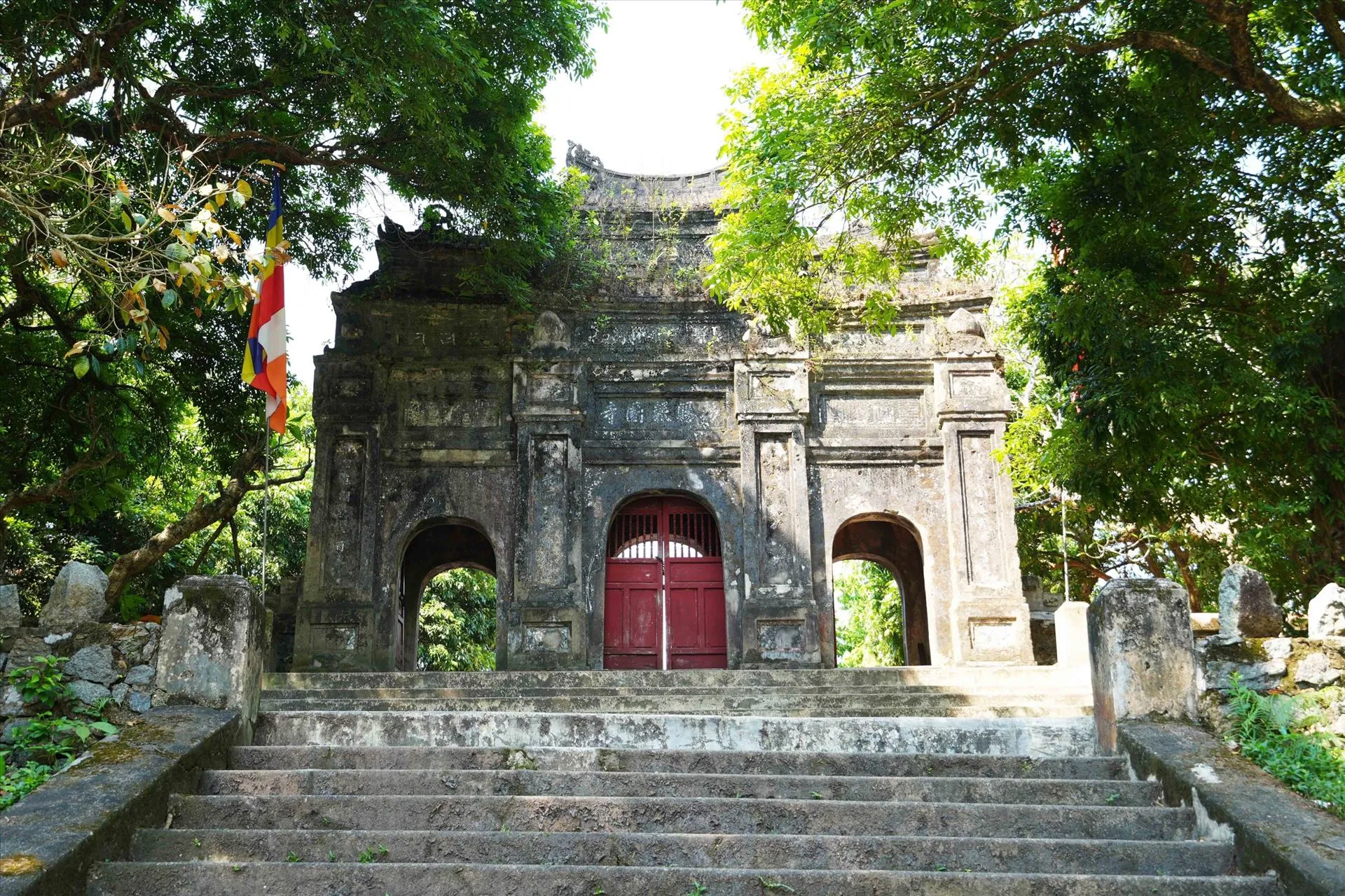 Tam quan cổng chính Chùa Báo Quốc