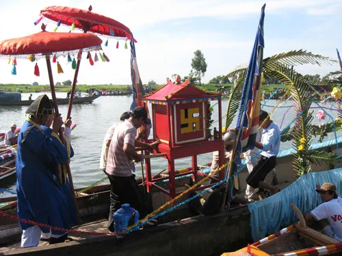 Lễ rước Bà Tơ xuống thuyền tại Lễ tế Bà Tơ