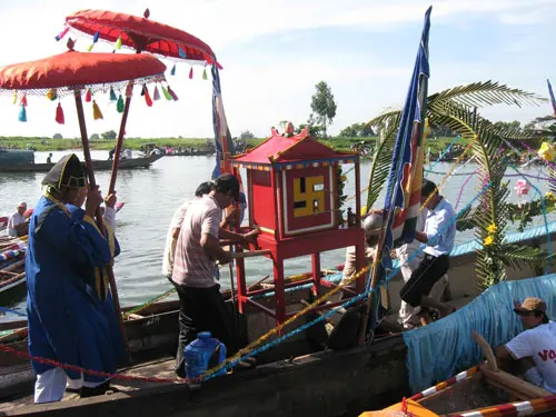 Lễ rước Bà Tơ xuống thuyền tại Lễ tế Bà Tơ