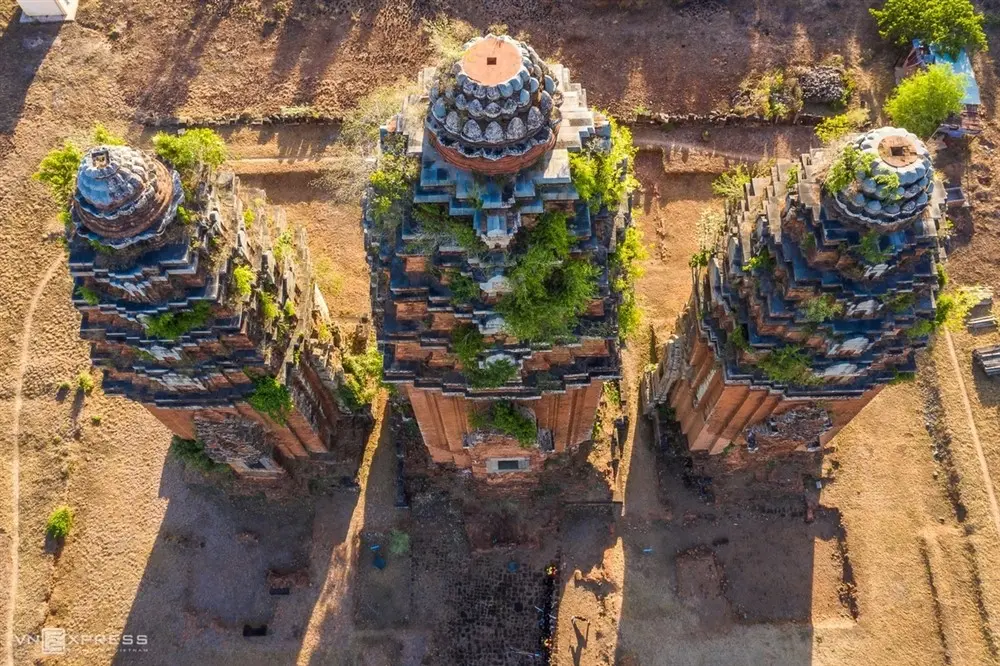 Vẻ đẹp Di tích Lịch Sử Văn Hóa Đặc Biệt Tháp Chăm Dương Long nhìn từ trên cao