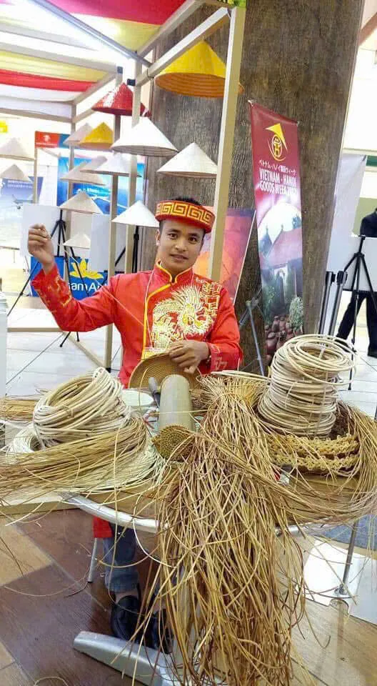 Nghệ nhân Nguyễn Phương Quang đan mây tre