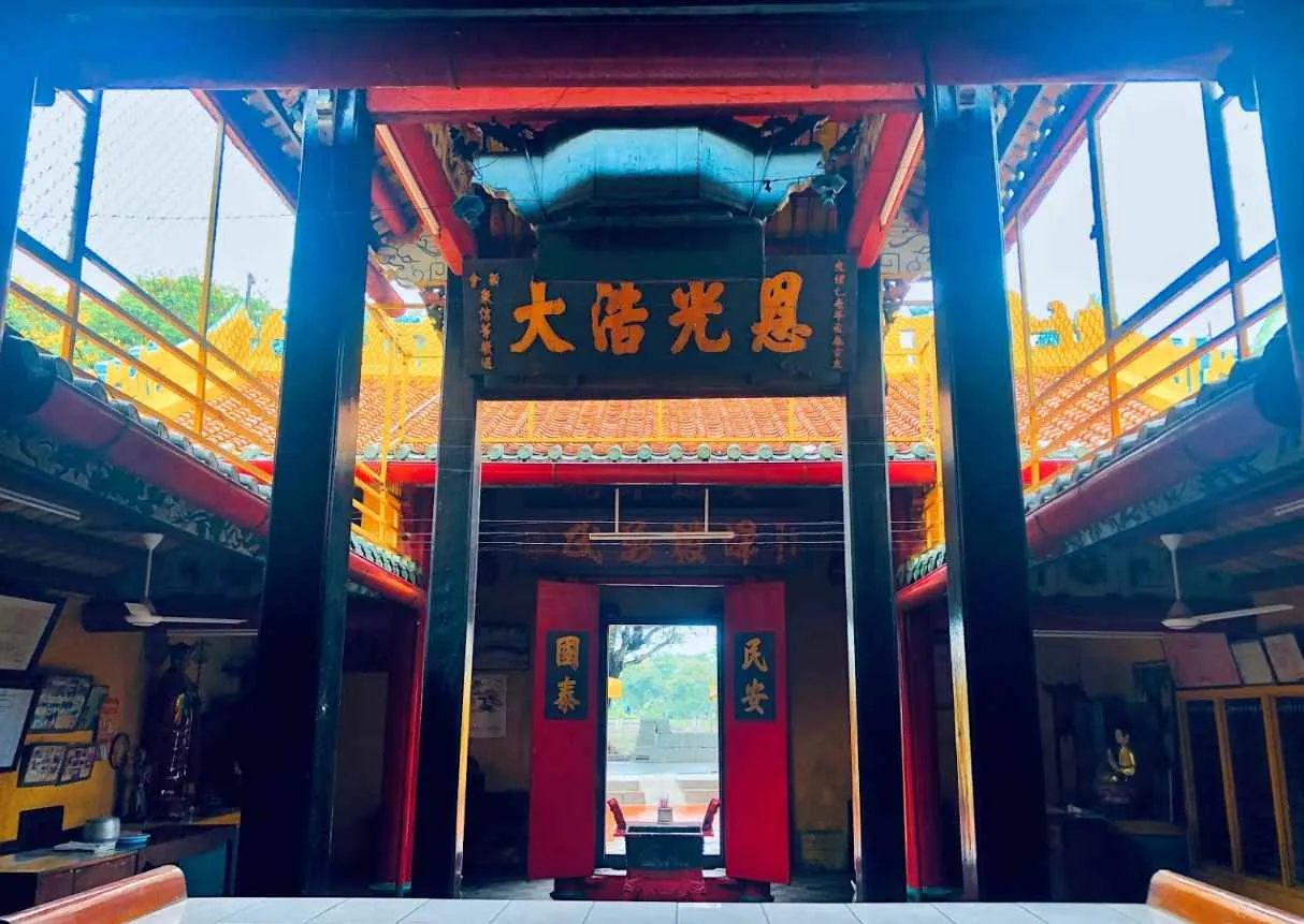Không gian tại Chùa Ông Bắc