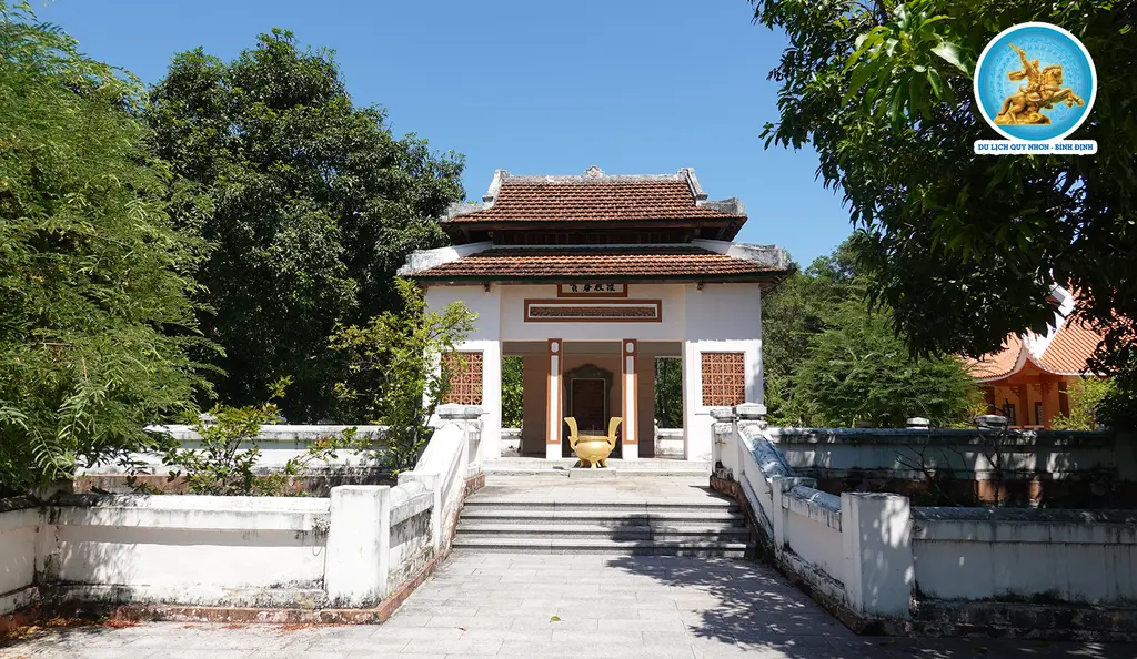 Cảnh quan Lăng Mai Xuân Tưởng