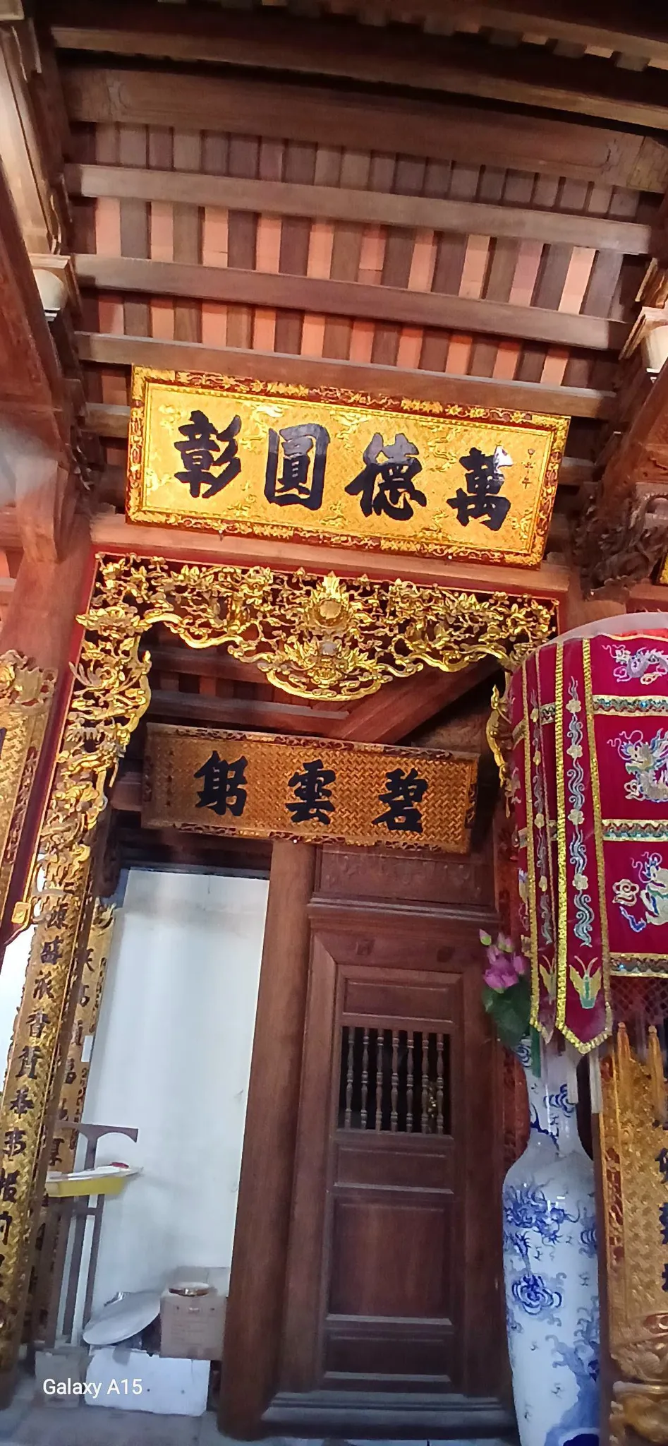 Bức đại tự bên trong đình Nhân Đạo