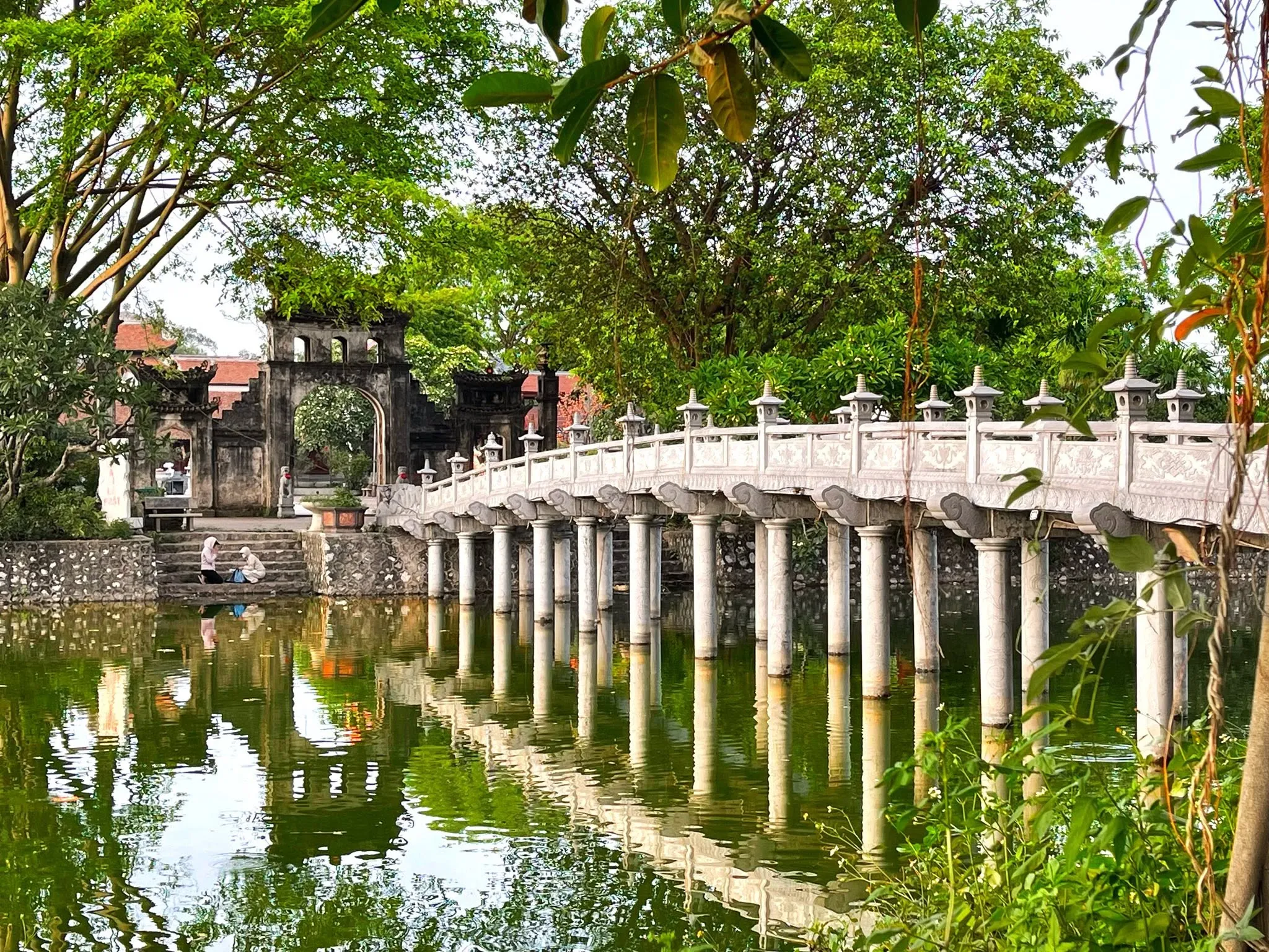 Vẻ đẹp rẩt đỗi bình yên của cây cầu đá trước cổng chùa Ông (Bản Tịch tự)