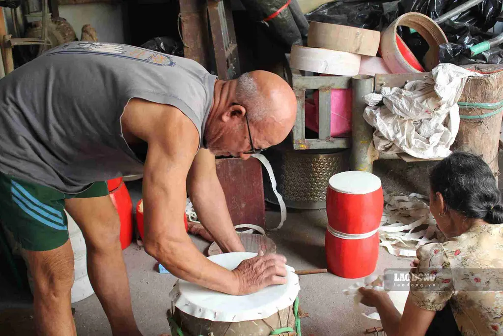 Gia đình ông Vũ Văn Hởi duy trì nghề làm trống tại làng Ông Hảo