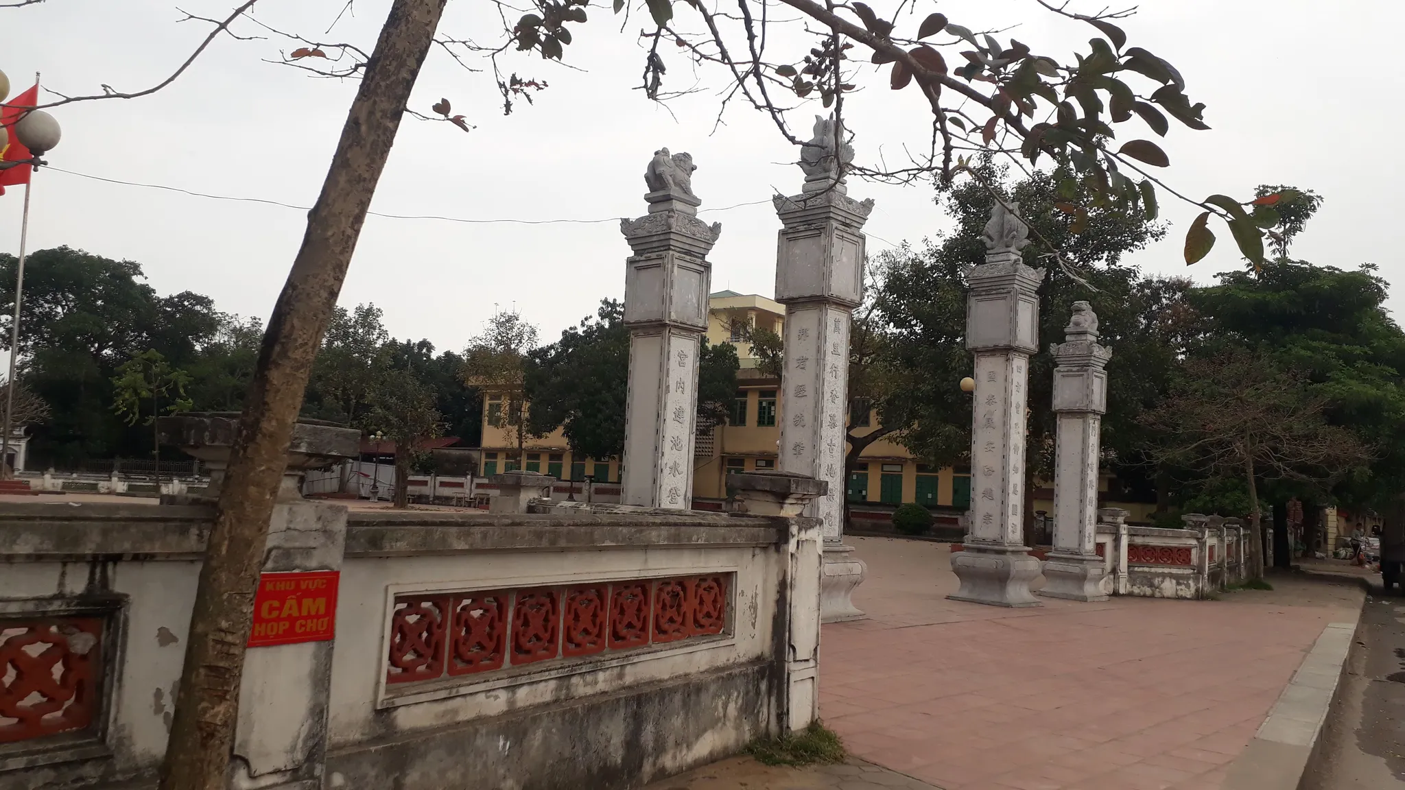 Tứ trụ cổng đền Nội