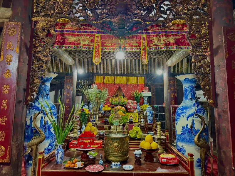 Gian thờ bên trong Đình Chèm