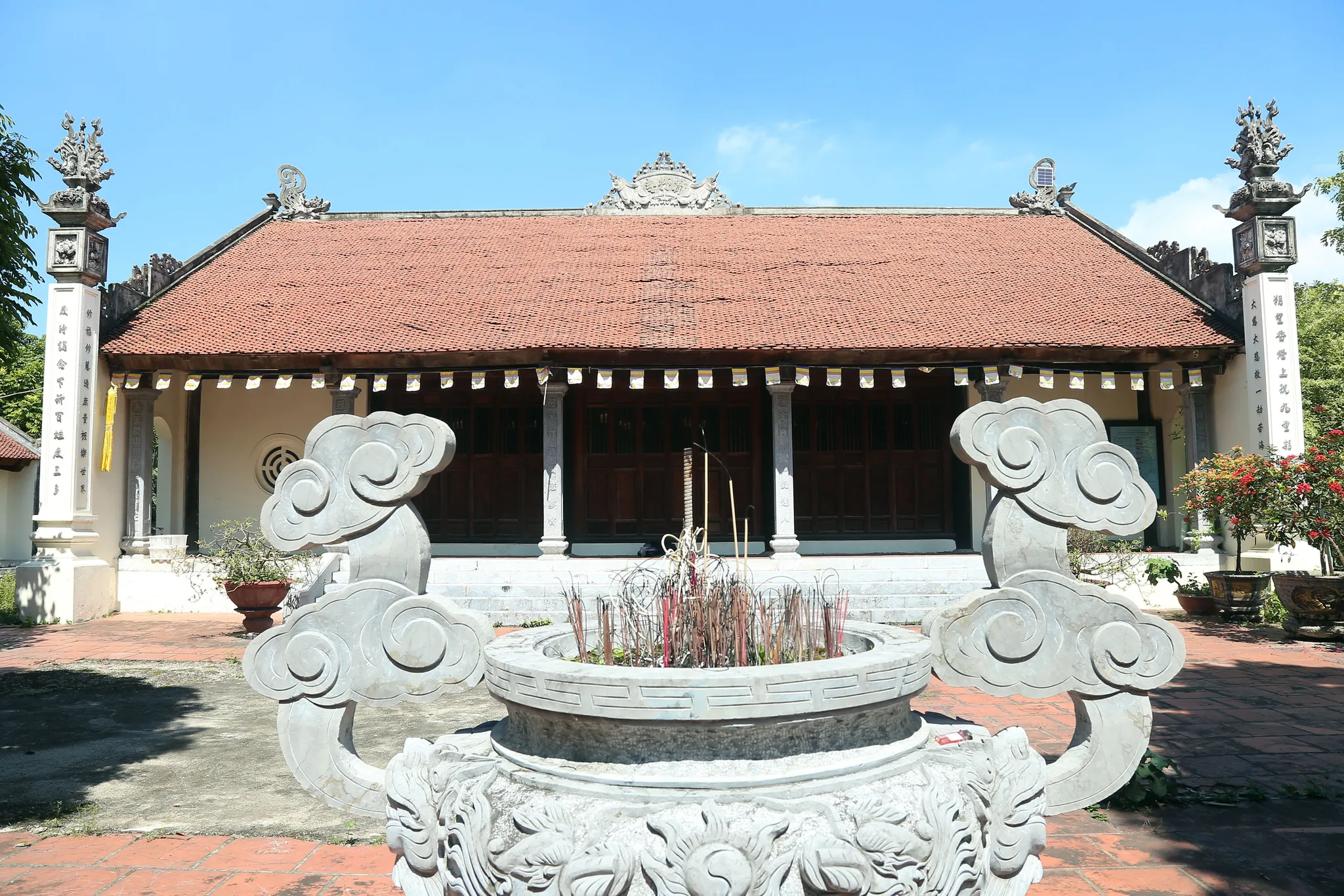 Lư hương chùa Thanh Lâm