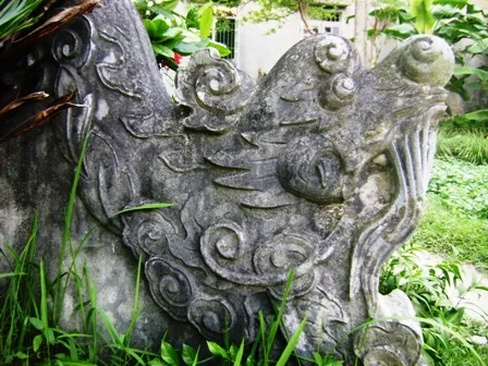 Đầu rồng trạm đá thời Lê Trung Hưng tại Lăng quận Mãn