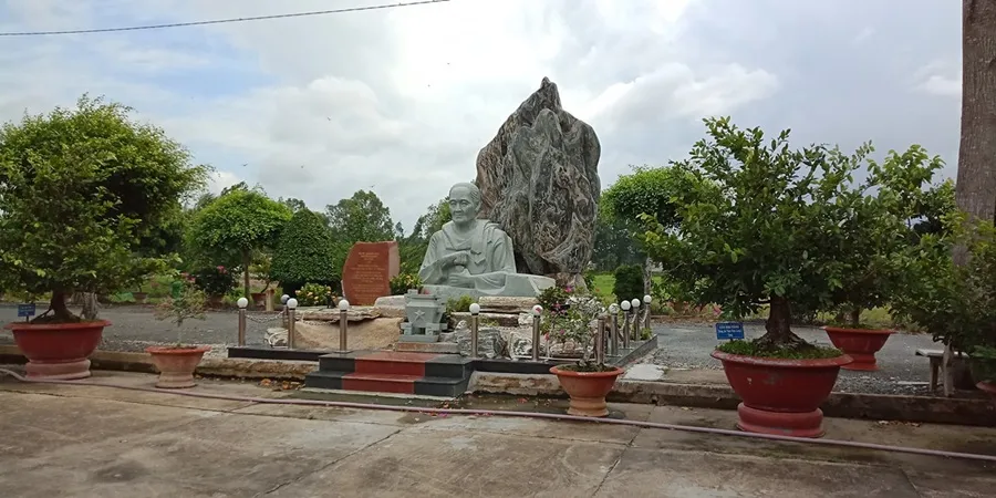 Tượng đài mẹ Việt Nam anh hùng Nguyễn Thị Ngọt tại Căn cứ Cái Ngang