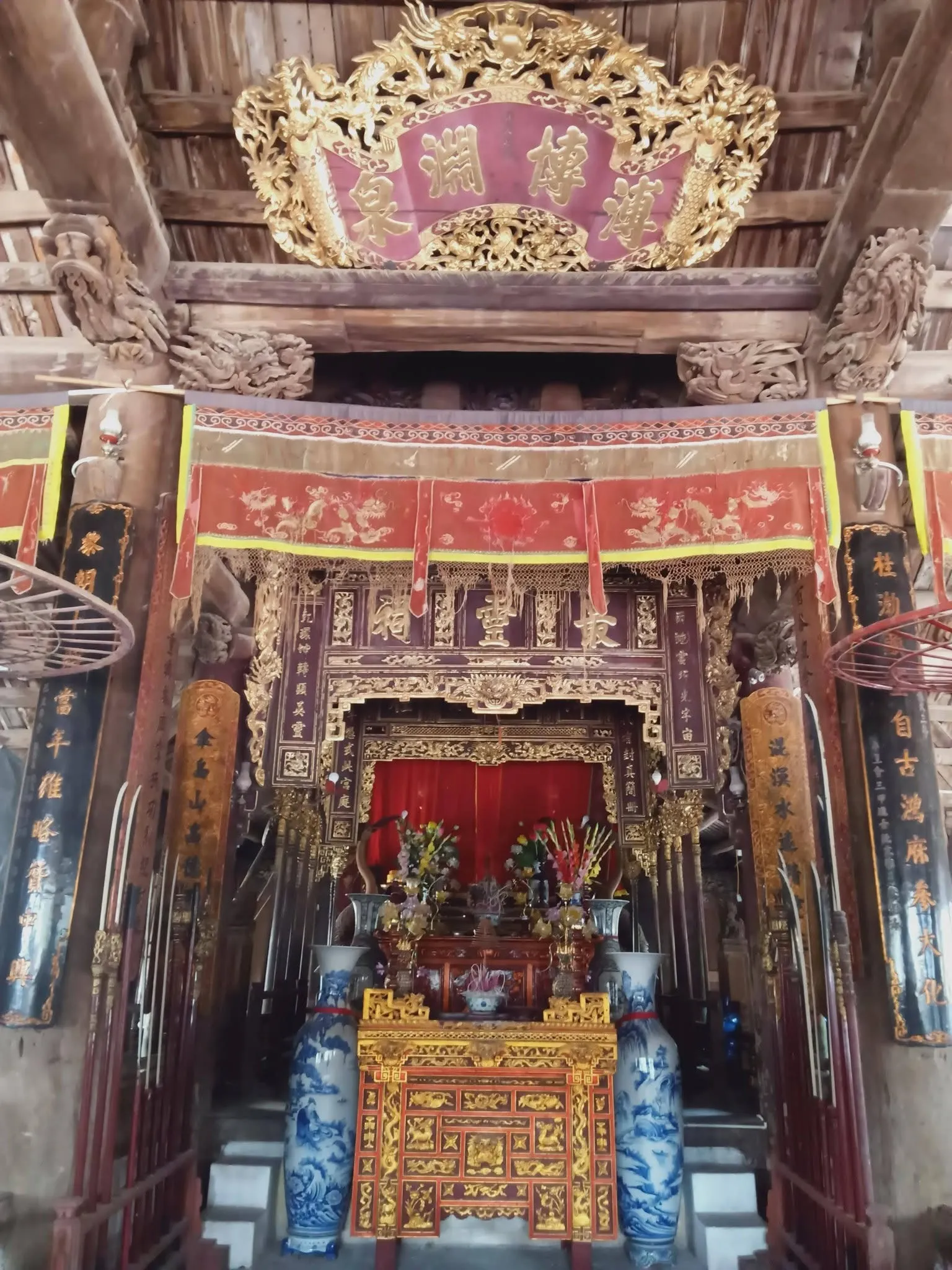 Không gian thờ tự trong đình Hữu Bằng