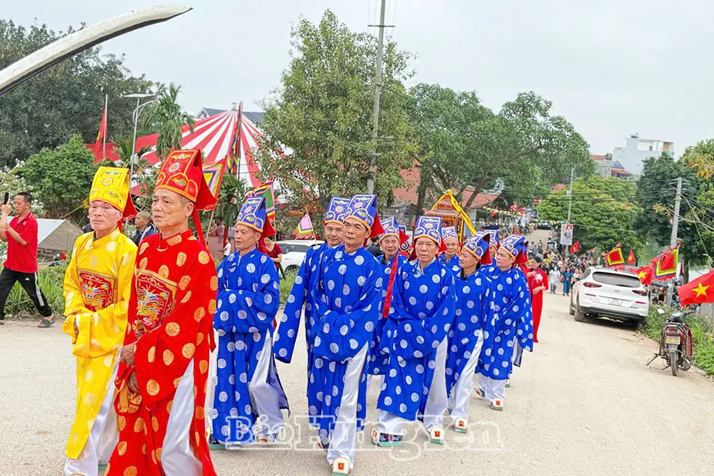 Đoàn rước nghi thức rước nước Lễ hội đình Lạc Thủy